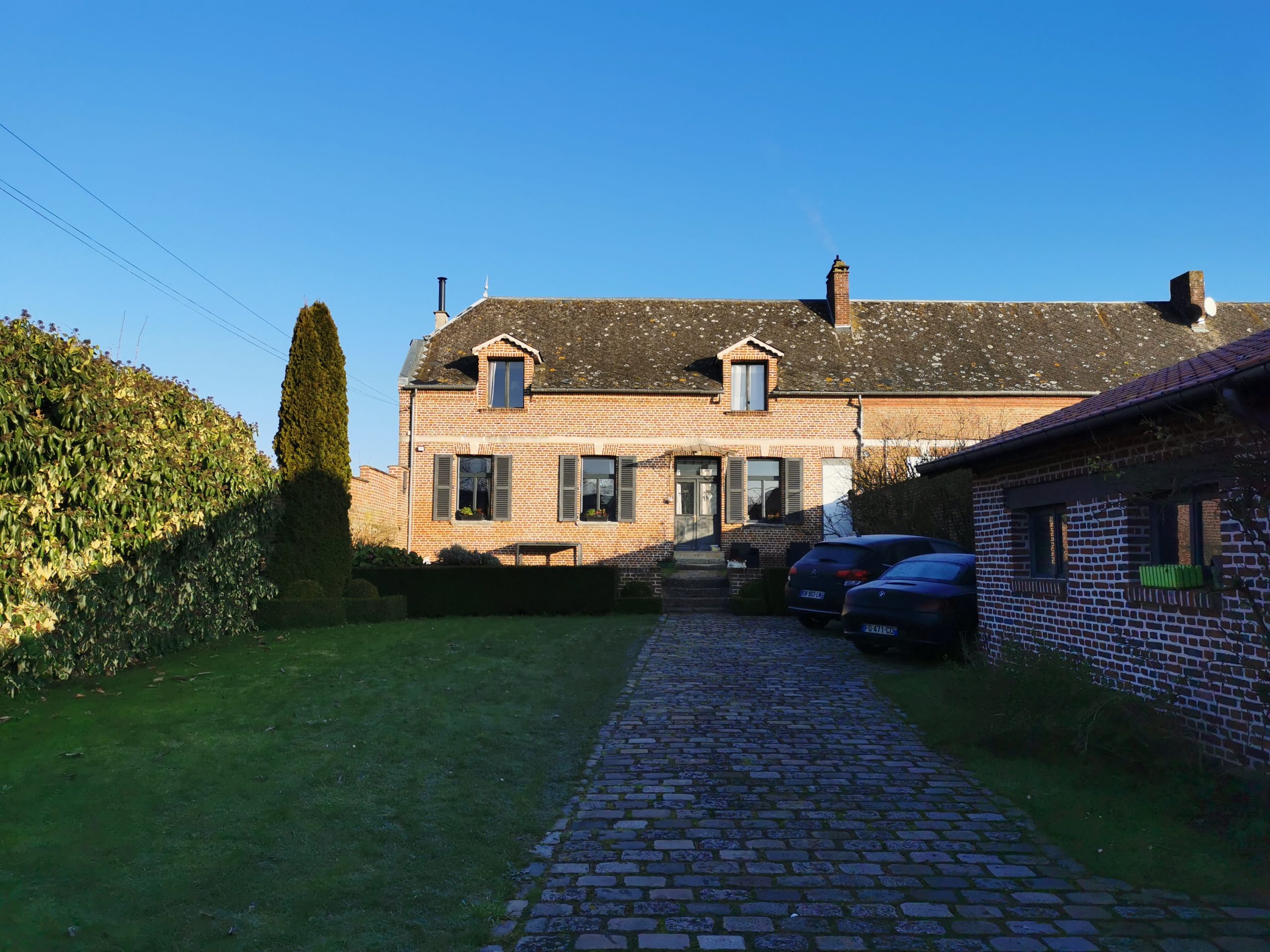 Proche AMIENS – Cette maison présente des fissures dans le mur porteur du rez de chaussée à la toiture, la clef de voûte de la fenêtre du salon est affaissée, linteaux entre RDC et étage cassé, plus de maintient de la toiture qui glisse et la poutre porteuse qui maintient les combles aménagées est cassée. Le sol du salon est fissuré, la maison a aussi bougé sur sa partie basse.